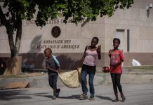 Policía haitiana dispersa a congregados ante la embajada de EEUU tras huir de sus barrios