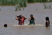El calor lleva a familias mexicanas a bañarse en el río Bravo, frontera natural con EE.UU. La atípica ola de calor en la zona de México fonteriza con EEUU, donde se están dando temperaturas superiores a los 40 grados Celsius, ha llevado a muchos residentes en Ciudad Juárez a bañarse en el río Bravo, pese a la contaminación y la presencia de la Patrulla Fronteriza.