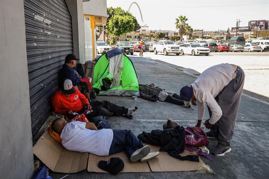 Presuntos consumidores de droga permanecen en una calle (1)