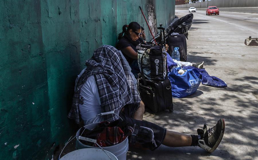 Presuntos consumidores de droga permanecen en una calle (2)
