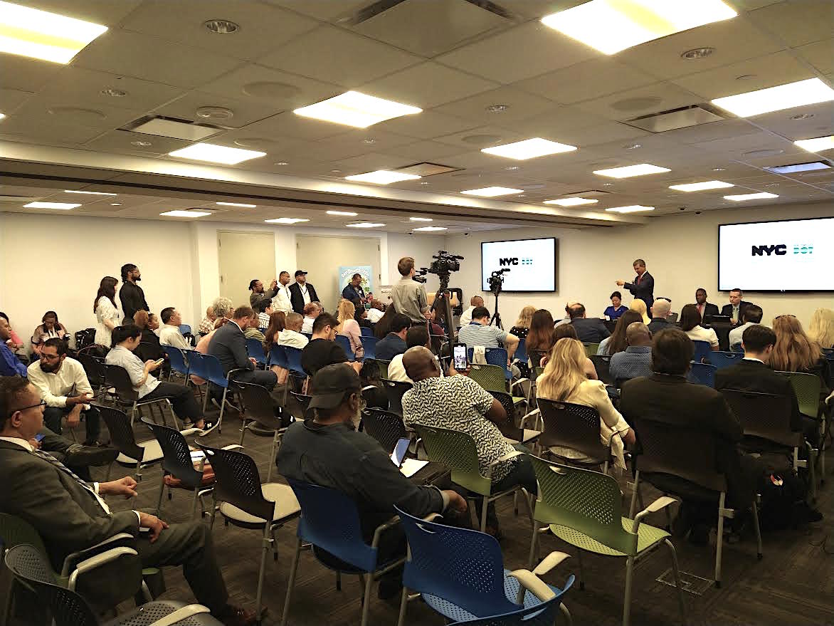 A la reunión convocada por el comisionado Rodriguez asistieron un medio centenar de medios comunitarios y étnicos de la ciudad de Nueva York y de entre ellos una gran cantidad de medios en español, particularmente caribenos.