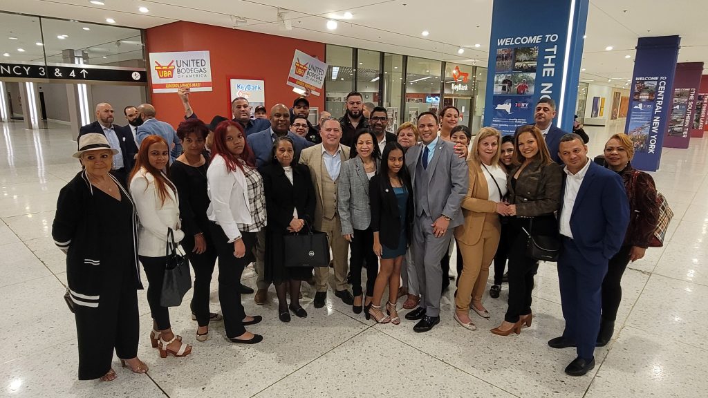 Radham&eacute;s Rodr&iacute;guez, al centro, liderando a la representaci&oacute;n de UBA que fue a solicitar que el Estado de Nueva York declare oficialmente el D&iacute;a del Bodeguero. (Foto:United Bodegas of America)