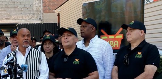 Radhamés Rodríguez, presidente de United Bodegas of America, al centro junto a varios líderes dominicanos de Nueva York, que luchan por condiciones apropiadas para los bodegueros. (Foto:United Bodegas of America)