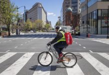 Las aplicaciones móviles DoorDash, Uber Eats, Relay y GrubHub se apuntaron hoy una victoria cuando un juez admitió su reclamo para que fuera paralizada la puesta en marcha de una ley en la ciudad de Nueva York para aumentar a partir del 12 de julio el salario mínimo de los repartidores de comida.