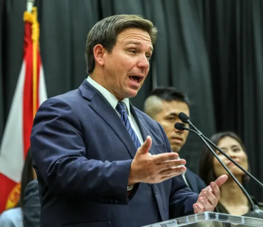 El gobernador de Florida y aspirante republicano a la Presidencia, Ron DeSantis, anunció este lunes un extenso plan de política económica para EE.UU., fundamentado en un cambio en la relación comercial con China y la demolición de las regulaciones de la Administración Biden.