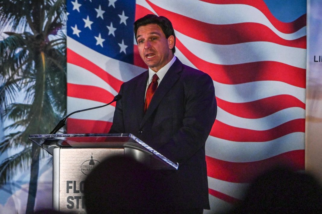 DeSantis, dijo este martes que el expresidente Donald Trump debería haber reaccionado 
