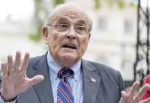 El abogado de Donald Trump y exalcalde de Nueva York Rudolf Giulani admitió que difamó a dos empleados del proceso electoral en Georgia durante los comicios presidenciales de 2020 dentro de las acusaciones de fraude electoral tratando de negar la victoria de Joe Biden en ese estado.