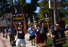 Los actores de Hollywood toman las calles con entusiasmo en su primer día de huelga