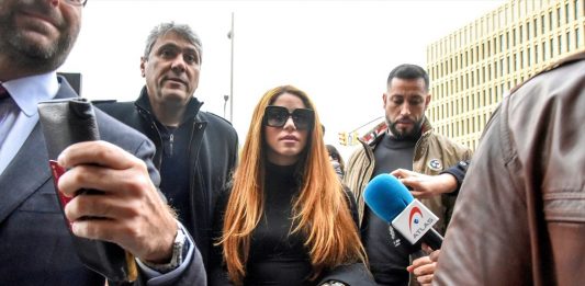 La cantante Shakira ha defendido "haber actuado siempre conforme a la ley y bajo el consejo de los mejores expertos fiscalistas" tras conocerse que el Juzgado de Instrucción 2 de Esplugues de Llobregat (Barcelona) ha abierto una segunda causa contra la artista por dos presuntos delitos contra Hacienda por el IRPF y el Impuesto sobre el Patrimonio de 2018 a raíz de una querella de la Fiscalía.