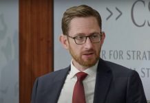 EE.UU. dialoga con los talibanes sobre economía, derechos humanos, terrorismo y drogas El Gobierno mantuvo un diálogo con los talibanes sobre la situación económica de Afganistán, la cuestión de los derechos humanos, especialmente de las mujeres y el tráfico de opiáceos, informó este lunes el Departamento de Estado.