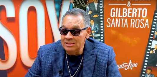 El músico puertorriqueño de salsa Tito Nieves ofreció un emocionante concierto este fin de semana en el festival madrileño de las Noches del Botánico y reunió a cientos de latinos que se reunieron para bailar y cantar con los ritmos que marcaron su infancia.