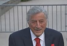 El cantante estadounidense Tony Bennett, una de las voces históricas del 'crooning' nortamericano junto a mitos como Frank Sinatra o Dean Martin, ha fallecido este viernes en Nueva York a los 96 años de edad.
