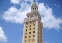 Más fondos para restaurar la Torre de la Libertad de Miami, un icono para los cubanos La universidad Miami Dade College (MDC) recibió una subvención de 500.000 dólares para respaldar la restauración de la Torre de la Libertad de Miami, un icono para los cubanos llegados a EE.UU. tras el triunfo de la revolución en 1959. Foto Wikipedia