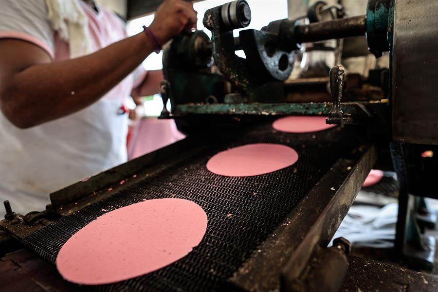 Trabajadores elaboran tortillas estilo &ldquo;Barbie&rdquo; (1)