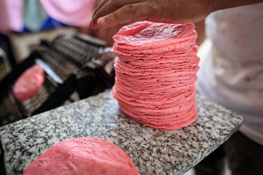 Trabajadores elaboran tortillas estilo &ldquo;Barbie&rdquo; (3)