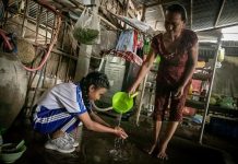 Las mujeres y las niñas son las responsables de buscar agua en 7 de cada 10 hogares del mundo sin instalaciones de suministro, según un nuevo informe publicado este jueves por UNICEF y la Organización Mundial de la Salud (OMS).