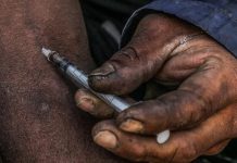 Una persona se inyecta droga