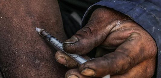 Una persona se inyecta droga