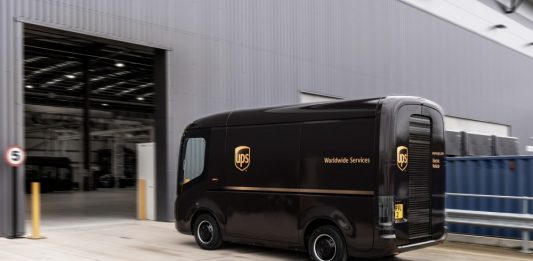 El gigante de la mensajería y logística UPS y la International Brotherhood of Teamsters, el sindicato que representa a unos 340.000 empleados de la compañía en Estados Unidos, han llegado a un acuerdo provisional para la negociación colectiva de un nuevo convenio que permitiría evitar la huelga.
