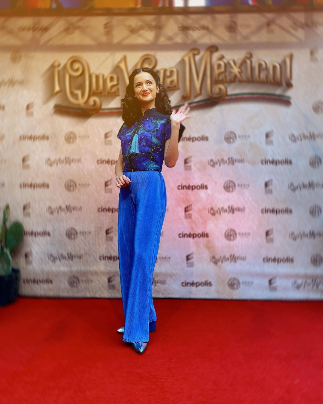Escorcia en la carpeta roja de la premier de &ldquo;Qu&eacute; Viva M&eacute;xico&rdquo;.