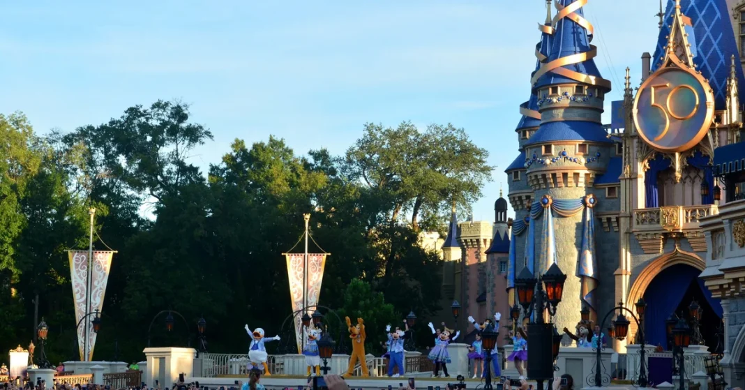 Un tribunal del centro de Florida, rechazó este viernes desestimar una demanda interpuesta contra la compañía Walt Disney por una junta supervisora creada por el gobernador del estado, el republicano Ron DeSantis, con quien el gigante del entretenimiento mantiene un pulso legal desde 2022.