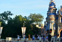 Un tribunal del centro de Florida, rechazó este viernes desestimar una demanda interpuesta contra la compañía Walt Disney por una junta supervisora creada por el gobernador del estado, el republicano Ron DeSantis, con quien el gigante del entretenimiento mantiene un pulso legal desde 2022.