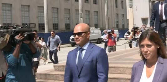 La primera audiencia de la causa penal contra el expresidente Donald Trump (2017-2021) y su asistente Waltine Nauta por el presunto mal manejo de documentos clasificados comenzó este martes con toda la atención puesta en un posible nuevo procesamiento penal del exmandatario por la toma del Capitolio el 6 de enero de 2021.