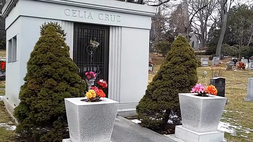 Woodlawn en El Bronx Celie Cruz El cementerio de Woodlawn en El Bronx, donde descansan los restos de Celia Cruz (1925-2003) abrirá su mausoleo el próximo 16 de julio al cumplirse ese día el 20 aniversario de la muerte de la