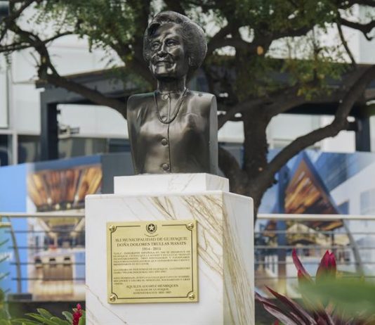 La migrante y empresaria española Dolores Trullás, inmortalizada con un busto en Guayaquil