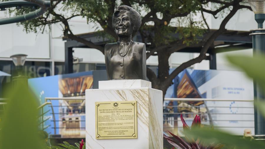 busto en honor a la española Dolores Trullás, en Guayaquil (1)