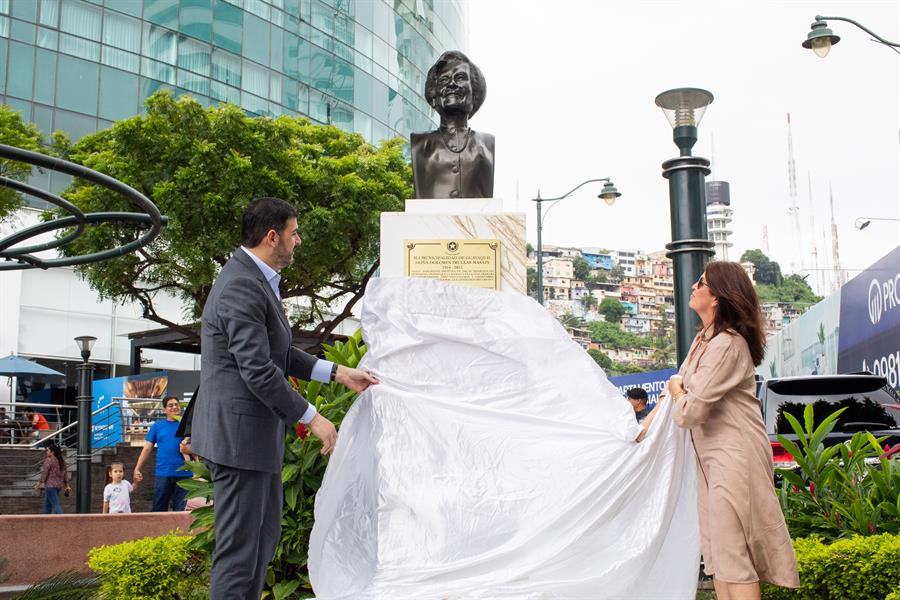 busto en honor a la española Dolores Trullás, en Guayaquil (2)