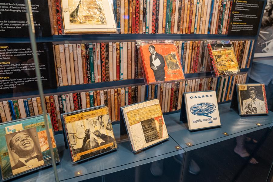 colecci&oacute;n de discos y casetes del m&uacute;sico Louis Armstrong