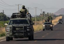 convoy del ejercito mexicano en despliegue hacia la comunidad de Naranjo de Chila,