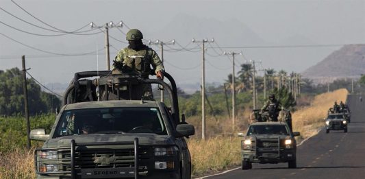 convoy del ejercito mexicano en despliegue hacia la comunidad de Naranjo de Chila,