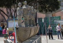 La escultura de cuatro migrantes en una balsa reivindica derechos en la frontera de México escultura titulada El ruido generado por el choque de los cuerpos (2)