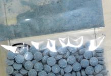 Agentes antidrogas detuvieron en Carrolton (Texas) a Julio Gonzales Jr., de 18 años, el cual guardaba dentro de un horno microondas miles de pastillas de fentanilo y puede estar relacionado con la muerte de cuatro jóvenes por sobredosis, informaron este domingo medios locales.