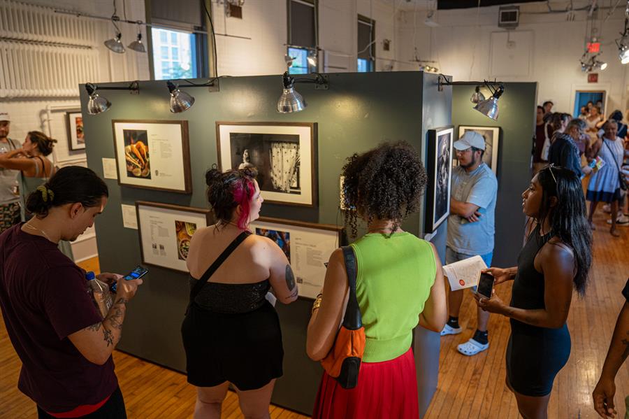 festival de fotografía de Nueva York La Latinoamérica más sufrida se expone desde este jueves en el Sexto Festival de Fotografía Latinoamérica de Nueva York, que ha tomado salas y calles del barrio del Bronx para mostrar los trabajos de fotógrafos emergentes y consagrados del continente.