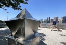 Una escultura poliédrica del español Ferreiro Badía se alza ante el perfil de Nueva York la escultura titulada Compostela, a Fractal Study of a shell del artista español Manuel Ferreiro Badía
