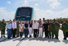 El primer vagón del Tren Maya llega al balneario mexicano de Cancún