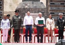 López Obrador conmemora el 100 aniversario luctuoso del revolucionario Francisco Villa montan una guardia de honor hoy, durante el centenario luctuoso de Francisco Villa en San Juan del Río (1)