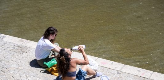 La ola de calor extremo no cesa en Florida, con temperaturas que alcanzaron estos días los 43,3 grados centígrados en zonas del sur del estado, lo que ha llevado al condado de Miami-Dade a abrir 14 refugio contra el calor y a un organismo oficial a emitir una alerta por las "condiciones peligrosas" que se registran esos días.