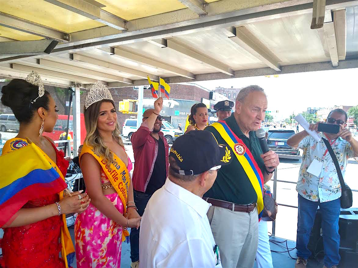 El senador Charles Schumer, líder de la mayoría de la Cámara Alta del Congreso de Estados Unidos, invitado de honor del desfile, felicitó a la comunidad colombiana. En la gráfica junto a Rafael Castelar, las reinas y tomando una foto el reconocido locutor Nelson Romero, maestro de ceremonias de la gala y del desfile.