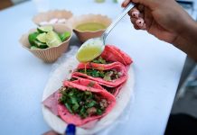 El furor por "Barbie" tiñe de rosa los tacos y las tortillas de México tacos de carne de suadero estilo “Barbie”