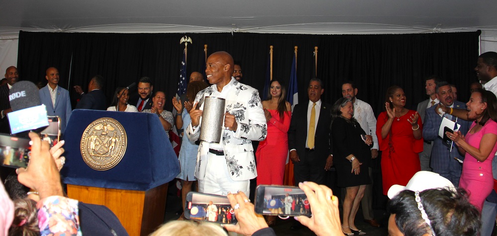 El alcalde Adams inició su discurso en la recepción que ofreció a la comunidad dominicana en su residencia de Manhattan, portando en la mano una güira, el emblemático instrumento de percusión originario de República Dominicana que da ritmo al merengue y la bachata.