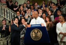 Alcalde de Nueva York crea por vez primera una vicealcaldía de comunicaciones El alcalde de Nueva York, Eric Adams, anunció hoy la creación del puesto de vicealcalde de comunicaciones, que será responsable de coordinar y asegurar que las agencias del gobierno local "hablen con un mensaje unificado" y designó para el cargo a quien ha sido hasta ahora portavoz del alcalde, Fabien Levy.