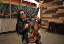 Álex Lora: lo más loco que he hecho por el rocanrol fue dedicarle mi vida Haciendo una reflexión de sus 55 años de trayectoria, Álex Lora, vocalista de El Tri, cuenta en una entrevista con EFE que lo más loco que ha hecho por la música ha sido dedicar su vida "plenamente al rocanrol".