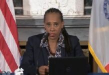 Nueva York recibió a 3.100 inmigrantes en una semana, los albergues se llenan rápidamente Anne William.