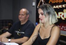 Centros nocturnos de la frontera sur de México acogen la nueva oleada de migrantes cubanos Antonio Armas Hernández, director del Marinero Men's Club, participa hoy junto a la migrante cubana Valeria en una rueda de prensa