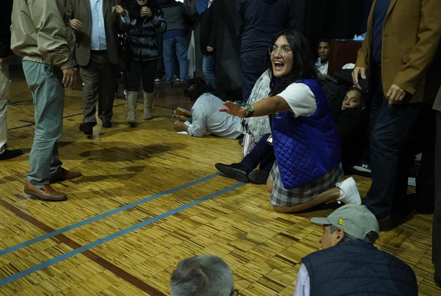 Asistentes al mitin con el candidato presidencial Fernando Villavicencio se resguardan durante el tiroteo (1)
