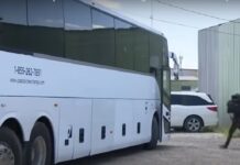 Críticas a Texas por la muerte de un niño en un viaje de reubicación de inmigrantes La muerte de un niño de 3 años durante un viaje desde Texas a Illinois en un autobús de inmigrantes puso en tela de juicio una vez mas el programa del gobernador texano, Greg Abbott, para enviar a solicitantes de asilo desde la frontera con México a ciudades gobernadas por demócratas.